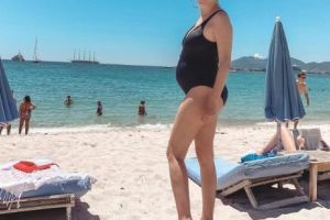 Diana Dumitrescu, gravidă pe plajă: ”Micuţa balenuţă balerinuţă ????”