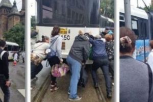 Un tramvai care s-a blocat pe şine a fost urnit din loc cu ajutorul călătorilor, la Timişoara