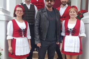 FOTO: Nicolas Cage a vizitat judeţul Alba şi a mâncat sărmăluţe la Conacul Secuiesc din Colţeşti!