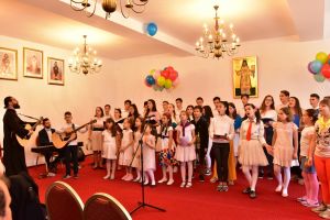 Spectacol cultural-artistic de Ziua Copilului la Arhiepiscopia Râmnicului