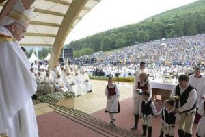 Papa Francisc, primit cu lacrimi de bucurie, emoţie şi speranţă la Şumuleu Ciuc