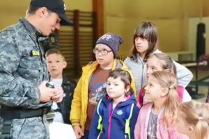 Copiii au fost sărbătoriţi de poliţişti (VIDEO)