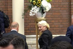 Viorica Dăncilă şi miniştrii, huiduiţi de pelerinii veniţi să-l vadă pe Papa