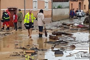 FOTO VIDEO: COȘMAR în Sebeşel în urma ploilor puternice. Drumuri şi gospodării inunndate de ape