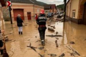 Viitura a lăsat oamenii fără gospodării. Maşinile, luate de ape. Imaginile groazei, în articol