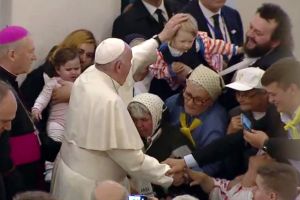 „Mă simt acasă cu voi”: Demonstraţie de iubire a Papei Francisc la Iaşi, unde a sărutat pe funte copiii bolnavi