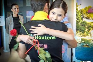 FOTO Botoşăneanul Iulian Rotariu, câştigătorul ultramaratonului de 522 km din Australia, aşteptat pe Aeroport de familie şi colegi