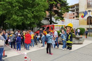 FOTO Aproape 1000 de copii pe Pietonalul Unirii, alături de pompierul Sam