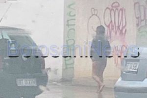 FOTO O femeie aproape goală surprinsă la plimbare pe străzile din Botoşani, prin ploaie. Nici măcar lenjerie nu avea