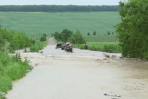 FOTO! Drum judeţean inundat la Botoşani. Trei persoane, printre care un copil, salvate dintr-o maşină care a fost cuprinsă de ape