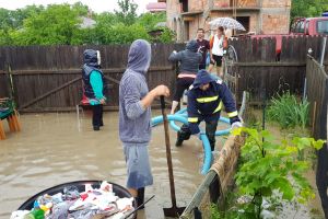 FOTO! Casă inundată pe o stradă din municipiul Botoşani. Pompierii intervin la faţa locului