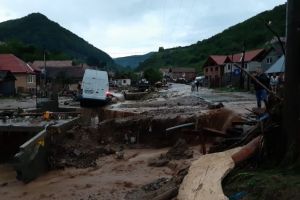 ISU Alba: Paturi, saci de dormit, saltele au fost duse în cursul nopţii în localităţile afectate de viitură. A fost transmis mesaj prin RO-ALERT