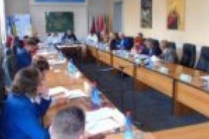 Şedinţă de Consiliu în pas alergător! Ștrandul oraşului generează dezbateri aprinse chiar şi în afara ordinii de zi