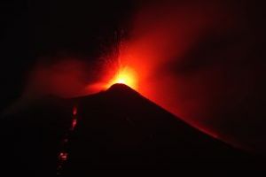Italia: Vulcanul Etna s-a trezit