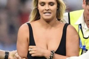 Cine este blonda care a intrat îmbrăcată sumar, pe teren, la finala Ligii Campionilor. Tânăra a promovat o campanie pentru adulţi