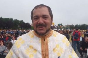 VIDEO: Preoţi şi credincioşi greco-catolici sosiţi special din America să-l întâmpine pe Papa Francisc, la Blaj