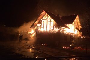 Două gospodării din Nisipitu s-au făcut scrum după un devastator incendiu