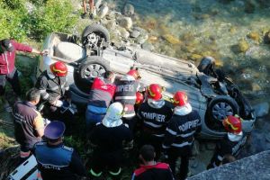 Accident MORTAL: Trei bărbaţi au murit şi unul a fost rănit grav. Maşina în care se aflau a căzut în râul Gilort