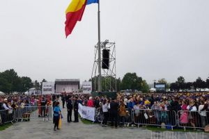 Moment istoric la Blaj: Numeroase grupuri de bihoreni participă la slujba de beatificare a celor şapte episcopi greco catolici, oficiată de Papa Francisc (FOTO)