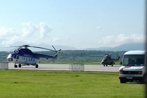 FOTO Papa Francis a fost primit de oficialităţi pe Aeroportul din Sibiu