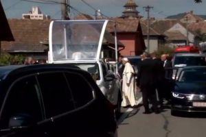 LIVE VIDEO Papa Francisc a ajuns la Blaj. Peste 40.000 de mii de credincioşi îl aşteaptă pe Câmpia Libertăţii
