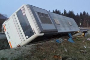 Autocar cu copii răsturnat la Pârâul Rece, pe DN73A