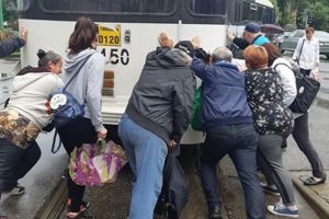 Tramvai împins de călători lângă catedrală. Timişorean: Vrem tramvaie nooooi!