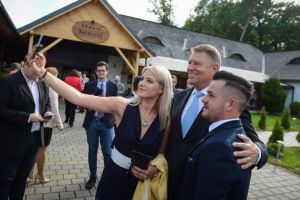 FOTO Klaus Iohannis a petrecut la Sibiu cu membrii PNL înainte de întâlnirea cu Papa Francisc de duminică