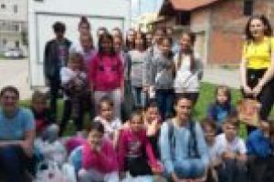 Copiii de la Centrul de zi din Sânnicolau Mare, un adevărat exemplu! Micuţii au făcut curat într-un parc din oraş