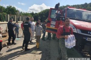 VIDEO/ ISU Alba şi Apa CTTA intervin la Răchita cu ajutoare de urgenţă. Bidoane cu apă şi lapte pentru copii au fost împărţite locuitorilor