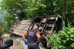 A fost activat planul rosu. Autocar rasturnat pe DN 73. Aproape 30 de copii, implicati in accident