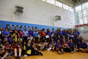 Junioare mici, legende ale handbalului şi suporteri s-au reunit la Ziua Handbalului Devean