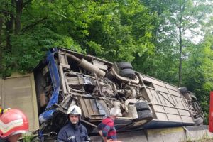 COD ROȘU de accident la Braşov! Primrle imagini de la autocarul răsturnat la Pârâul Rece