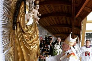 FOTO. Imagine spectaculoasă. Papa Francisc lângă statuia Maicii Domnului, în veşmântul creat de o sătmăreancă