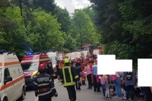 Plan Roşu de intervenţie. Un autocar care transporta 29 de copii s-a răsturnat
