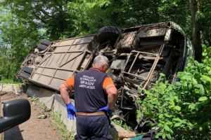 VIDEO FOTO – Autocar cu 50 de persoane, răsturnat la Braşov – Printre ele şi 30 de copii