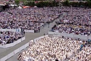 FOTO/VIDEO. Papa Francisc, ultima zi în România. Sute de sătmăreni, pe Câmpia Libertăţii din Blaj