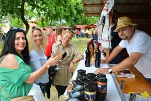 Răsfăţ cu vinuri premium, delicii în aromă de fum, concerte şi oameni faini: A fost un nou Festival Gastro şi Vin Bakator la Diosig (FOTO)