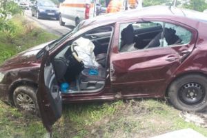 ŞOFER DE 76 DE ANI A INTRAT ÎNTR-UN CAP DE POD