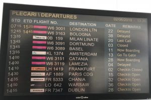 Zeci de pasageri asteapta de ore bune sa se imbarce intr-o cursa Wizzair cu destinatia Londra 