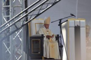 FOTO/ VIDEO/ Papa Francisc, la finalul ceremoniei de la Blaj: ”Aici la Blaj, pământ de martiriu, de libertate şi milostivire, vă aduc omagiul meu vouă, fii ai Bisericii Greco-Catolice”