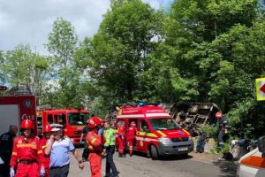 FOTO. Plan Roşu de intervenţie activat în România. Un autocar cu 30 de copii s-a răsturnat într-o curbă