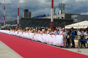 VIDEO FOTO – Peste 2.000 de oameni îl aşteaptă pe Papa Francisc pe pista Aeroportului din Sibiu