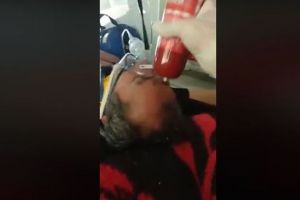 VIDEO Revoltător – Pacient inconştient, lovit de un paramedic cu un parizer