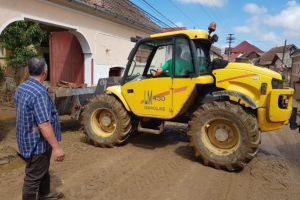 FOTO VIDEO ȘTIREA TA: Pienarii, harnici nu se  lasă la mâna autorităţilor: ajutaţi de locuitori din zonele limitrofe au început să înlăture urmele inundaţiilor care le-a spulberat comuna