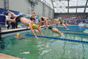 Sute de orădeni la Swimathon: Concurenţii s-au întrecut înotând pentru 27 de proiecte caritabile (FOTO / VIDEO)