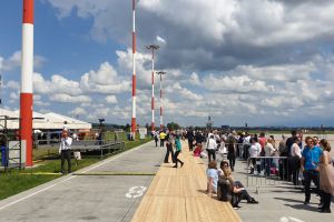 LIVE VIDEO Sibienii îl aşteaptă pe Papa Francisc la Aeroport: „Ne-au impresionat omenia şi modestia Papei”