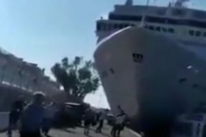 Accident nautic de amploare. Două vapoare s-au ciocnit şi au lovit din plin un port