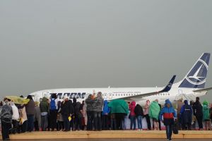 VIDEO Plouă torenţial la Sibiu – Mii de oameni îl aşteaptă pe Papa Francisc la Aeroport