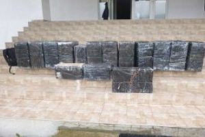 Aproximativ 9.000 de pachete cu tigari de contrabanda au fost gasite la Poienile de sub Munte si Valea Viseului